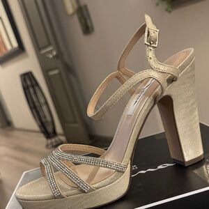 Nina🔥
Women's Saralyn Platform Block Heel Evening Sandals BRAND NEW IN BOX🔥